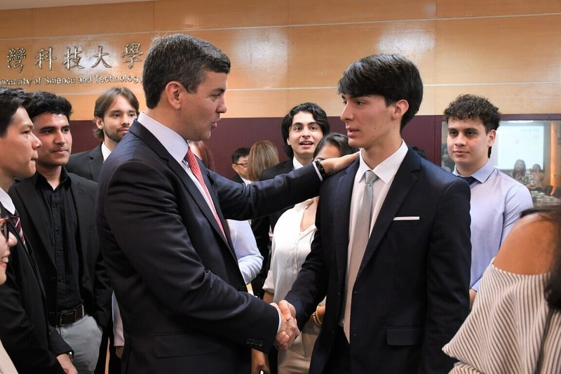 巴拉圭總統當選人潘尼亞（Santiago Pena）（中左）13日前往台灣科技大學參訪，並與台巴科技大學的交換學生見面。（台科大提供）中央社記者許秩維傳真  112年7月13日