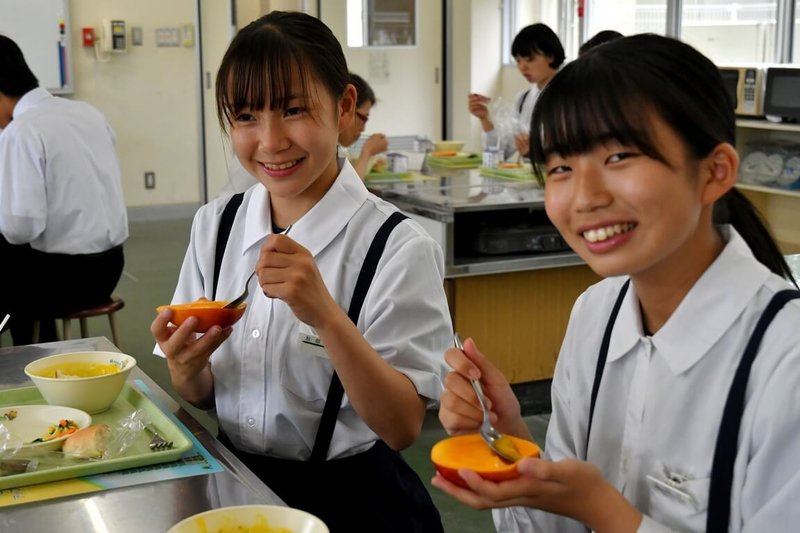 農糧署13日指出，台灣愛文芒果前進日本笠間市6所學校午餐，學童開心享用。（農糧署提供）中央社記者楊淑閔傳真  112年7月13日