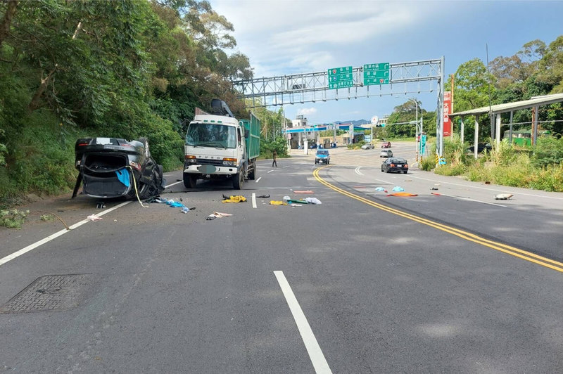 台6線近苗栗市恭敬路段12日下午發生自小客車衝入對向山溝再碰撞大貨車的交通事故，造成自小客車駕駛及乘客共2人受傷。（警方提供）中央社記者管瑞平傳真  112年7月13日