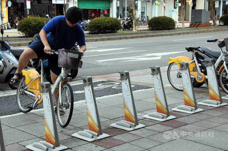 台北市交通局13日表示，隨著YouBike站點增多，加上微笑單車公司開調度車時受路況影響調度；希望招募各里熱心人士成調度人員，時薪新台幣180至185元，享勞健保及勞退6%。調度工作只有平面平移，不需要把車扛上扛下。中央社記者郭日曉攝  112年7月13日