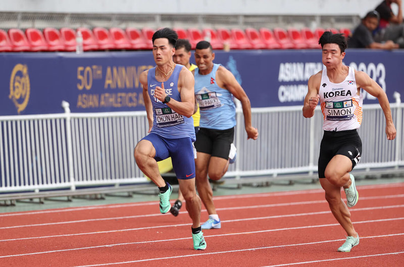 台灣短跑好手楊俊瀚（前）13日在亞洲田徑錦標賽男子100公尺預賽，跑出10秒25的成績，以分組第1晉級準決賽。（中華民國田徑協會提供）中央社記者黎建忠傳真  112年7月13日