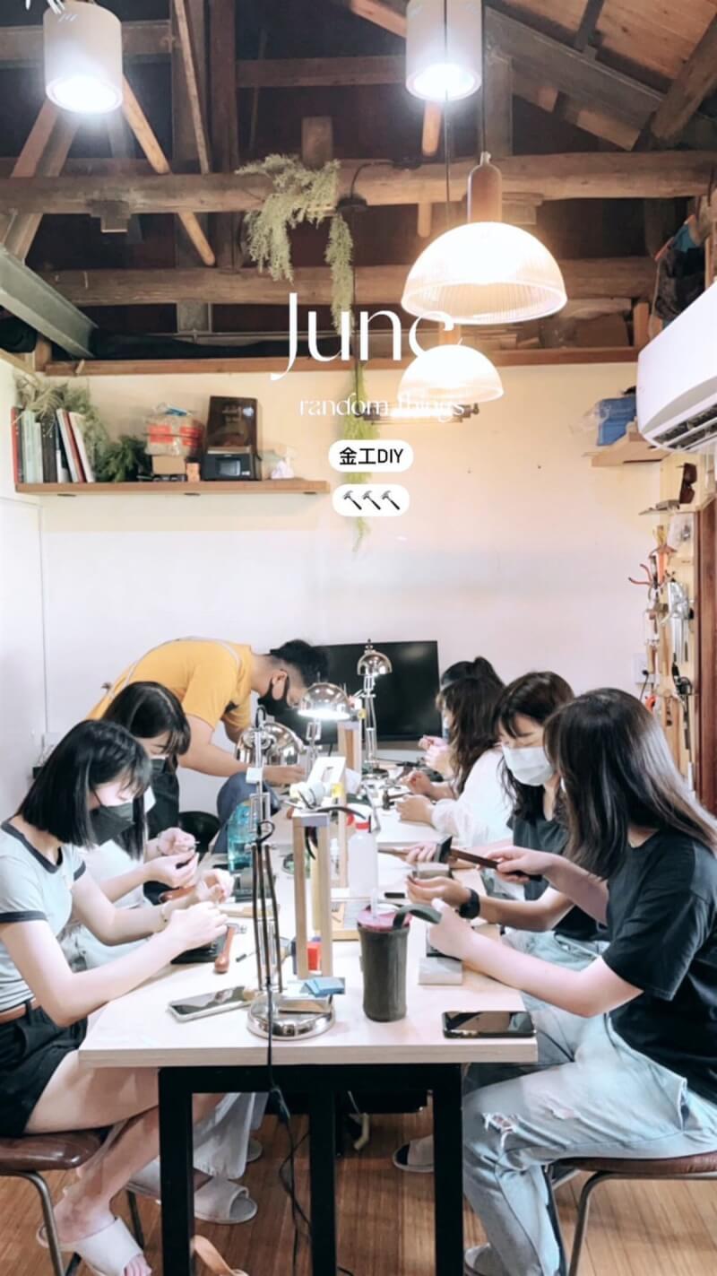 嘉義縣文化觀光局13日表示,嘉藝點水道頭文創聚落日式建築提供特色商家進駐,其中1家是嘉義縣第1家金工體驗店,吸引許多情侶、閨密來這裡,親手打造獨一無二的婚戒或純銀飾品。(嘉義縣文化觀光局提供)中央社記者蔡智明傳真 112年7月13日