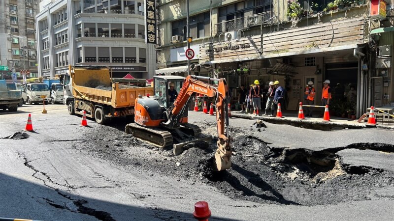 台北市南京西路8日出現天坑後緊急開挖回填，不料10日凌晨又出現新漏水點，市府派員持續搶修，並籲請用路人繞道。中央社 112年7月10日