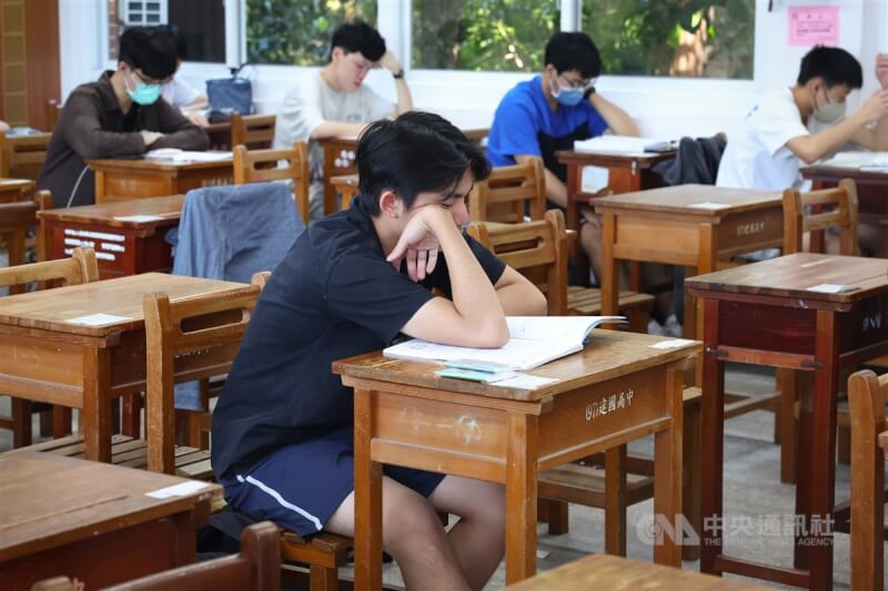112學年度分科測驗，台北市建國中學考場內，考生在試場座位上認真複習準備應試。（中央社檔案照片）