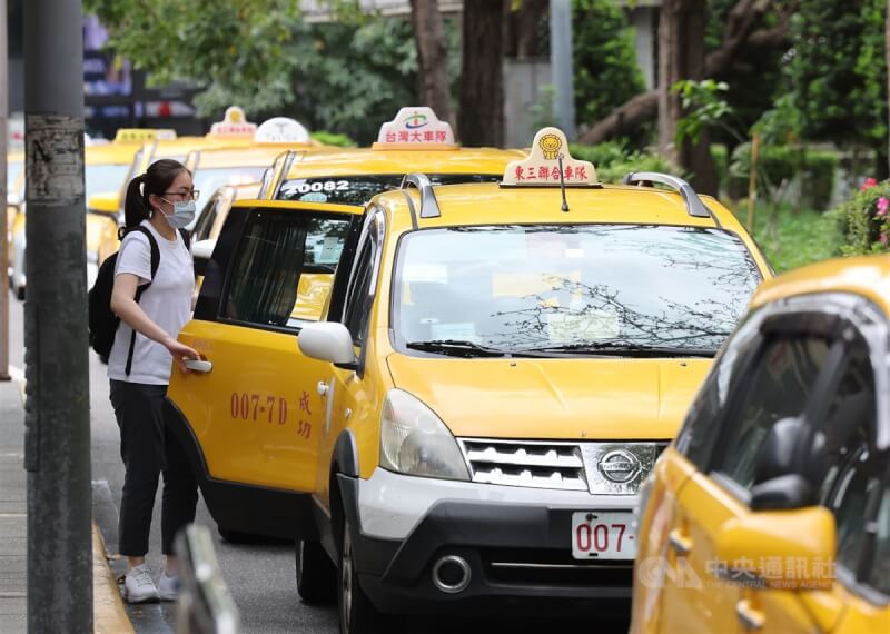 根據新修正的道路交通管理處罰條例，有多項違規納入記點，交通部13日提醒，民眾在路上攔計程車或利用App定位叫車，應避開路口、公共汽車招呼站10公尺內等地點。圖為民眾在台北車站計程車乘車處搭車。（中央社檔案照片）