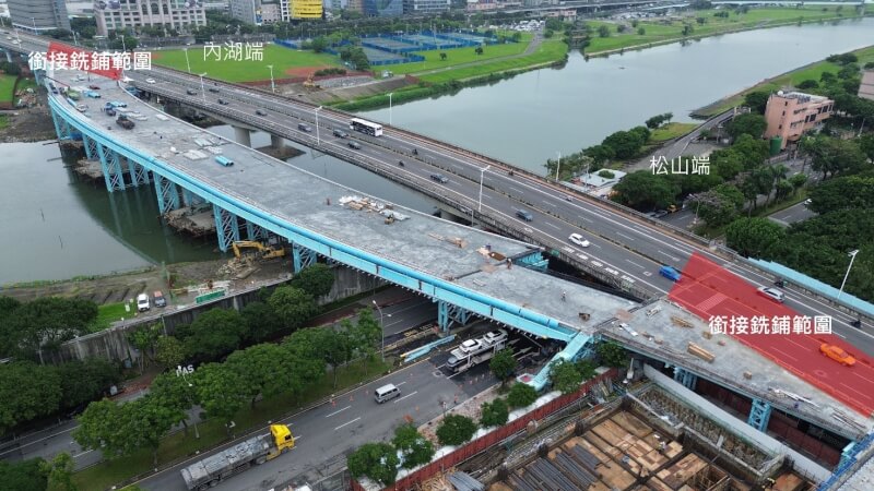 台北市工務局13日表示，因民權大橋改建工程，內湖往松山（由西往東方向）的車行動線將自15日清晨起切換至交通維持便橋上行駛。（圖取自facebook.com/TaipeiPublicWork）