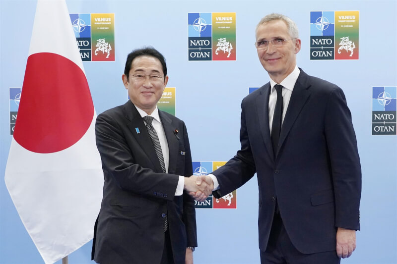 北約規劃在日本東京開設聯絡辦公室，促進雙方合作。圖為日本首相岸田文雄（左）在北約峰會上與北約秘書長史托騰柏格（右）握手。（共同社）