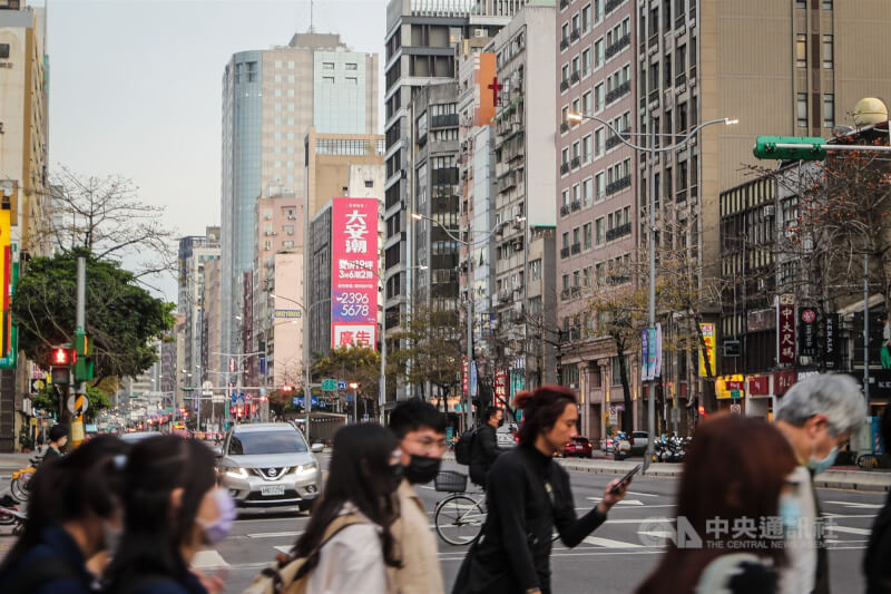 圖為台北市街頭大樓掛上賣房廣告。（中央社檔案照片）