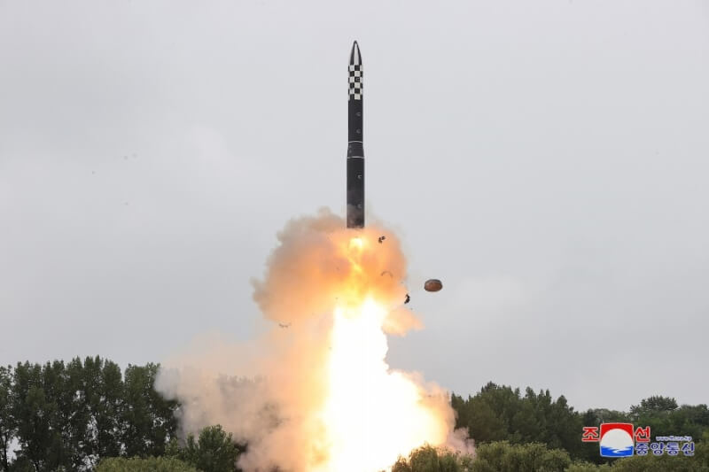 圖為北韓去年7月13日試射新型洲際彈道飛彈「火星-18」。（圖取自北韓中央通信社網頁kcna.kp）