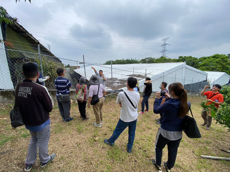 新竹縣政府14日表示，為降低獼猴進入果園造成農損，鼓勵農民架設電圍網，今年將申請補助金每案提升至新台幣1萬元，補助期限只到31日。（新竹縣政府提供）中央社記者魯鋼駿傳真 112年7月14日