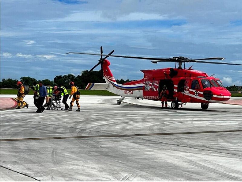 駐守在台東豐年機場的台東空勤總隊第3大隊第3隊14日指出，塔芬山有1名賴姓男子疑因高山症嚴重頭暈、大分山屋有1名林姓女子因摔倒造成頭部及腳部受傷，申請直升機協同消防署特搜隊執行後送任務。（空勤提供）中央社記者盧太城台東傳真 112年7月14日