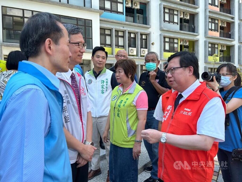 行政院副院長鄭文燦（前右）14日到桃園市八德區八德國小視察桃園人口成長區新增建校舍工程計畫，並表示將提供經費給桃園在八德區新設仁德國小，讓桃園市政府可先行規劃興建。中央社記者葉臻攝  112年7月14日