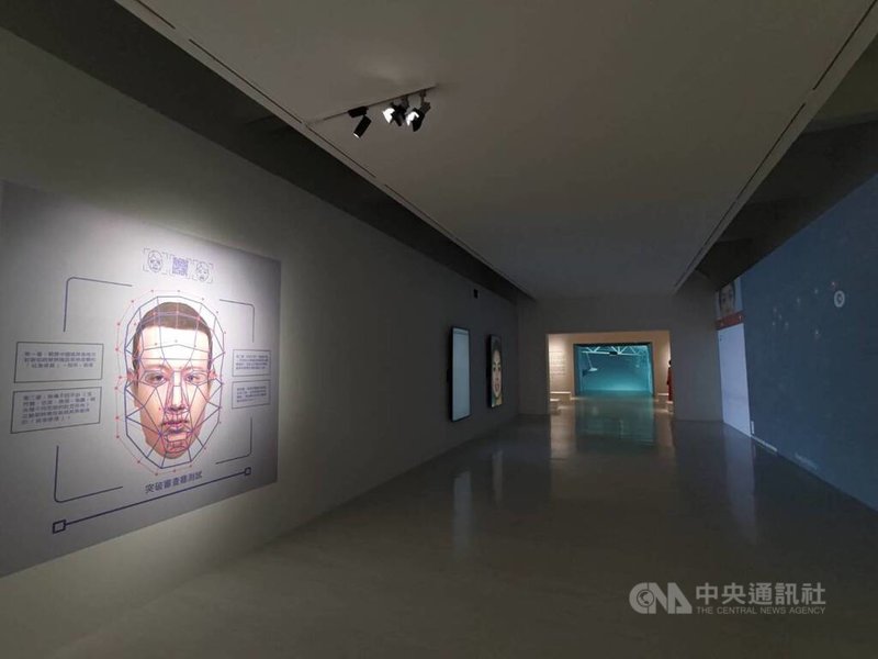 藝術家施懿珊個展「數位孿生技術下的未來判罰形式」15日起將在台北市立美術館展出，並透過作品「刷臉時代的反統治鏈」探討中國自2017年施行的網路實名制政策。中央社記者王寶兒攝 112年7月14日