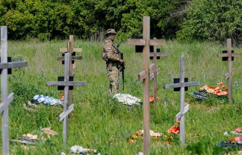 圖為一名俄羅斯軍人5月在盧甘斯克地區部隊舉行葬禮期間站崗。（路透社）