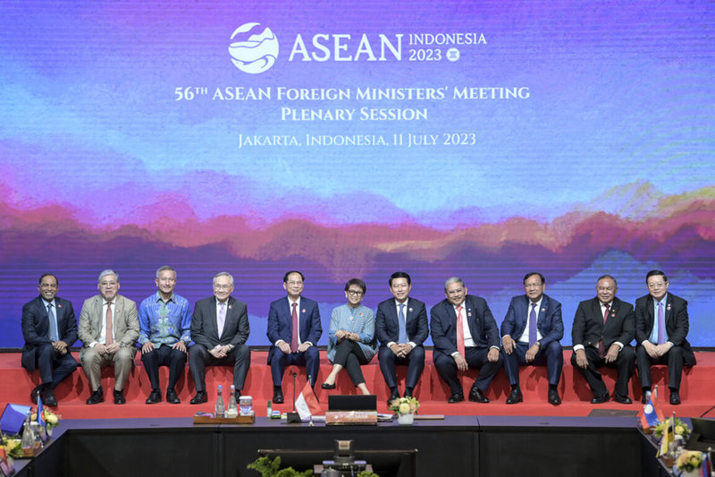 為期兩天東協（ASEAN）外長會議12日結束，13日發布聯合公報，內容聚焦緬甸危機及南海。圖為東協外長合影。（印尼外交部提供）中央社記者李宗憲雅加達傳真 112年7月14日