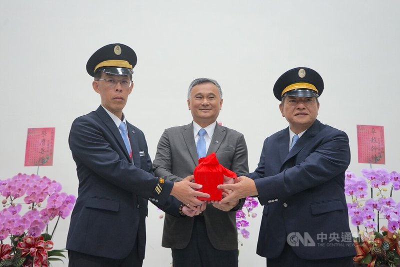 交通部台灣鐵路管理局花蓮運務段卸、新任段長交接典禮14日舉行，由台鐵局運務處長劉雙火（中）擔任監交人，在花蓮服務近40年的花蓮運務段長吳金添（右）卸任，宜蘭運務段長許民杰（左）接任。中央社記者張祈攝  112年7月14日