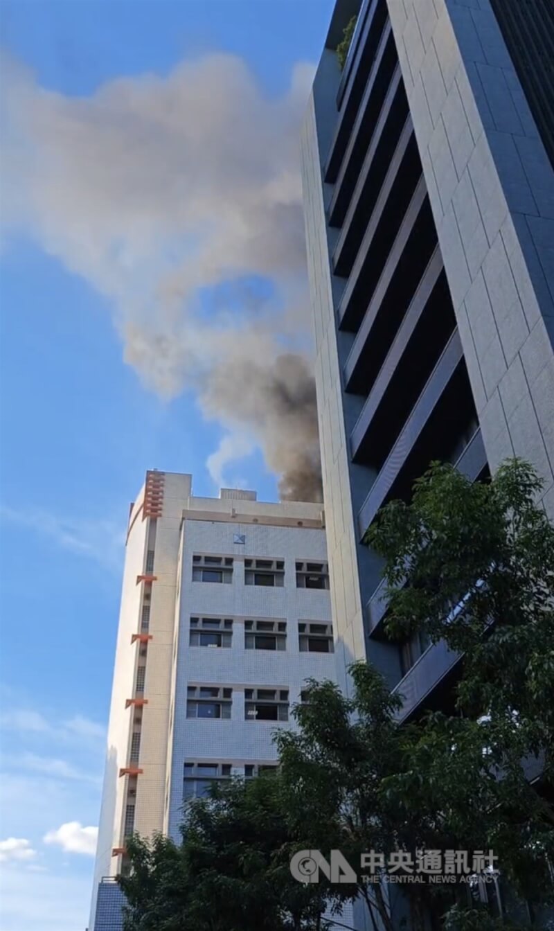 中華電信位於信義路4段的大安軟體大樓14日下午進行冰水主機冷卻水塔更新作業，因廠商施工不慎引發火災。（翻攝畫面）中央社記者劉建邦傳真 112年7月14日