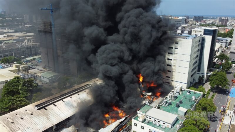 高雄楠梓科技產業園區的塑美貝科技公司14日上午發生火警,火舌不斷從工廠竄出,濃煙直竄天際。中央社記者董俊志攝 112年7月14日