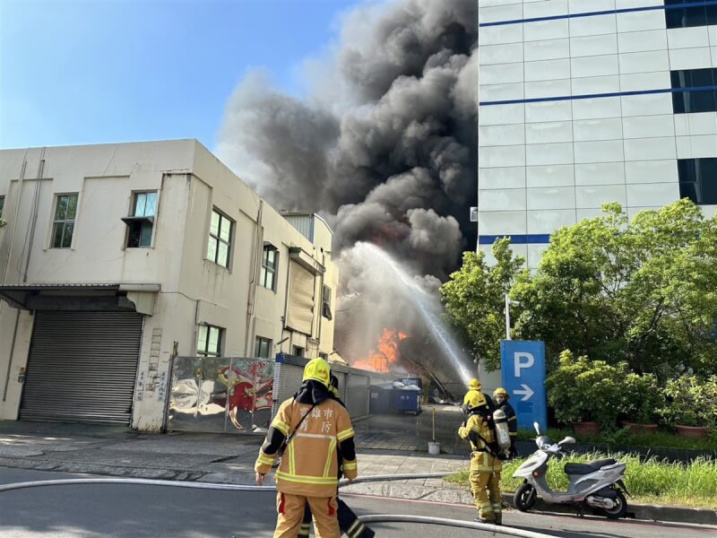 高雄市楠梓加工區中央路1處電子廠14日上午發生爆炸火警，現場冒出大量濃煙，消防局獲報立即出動人車搶救。（讀者提供）中央社記者林巧璉傳真 112年7月14日