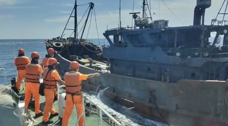 大陸無船名漁船在目獐嶼北海越界拖捕之後，澎湖海巡隊14日在貓嶼西南海域再發現另艘無名陸船越界，當場予以人船查扣押返，船上所捕250公斤漁獲全數海拋。（澎湖海巡隊提供） 中央社 112年7月14日