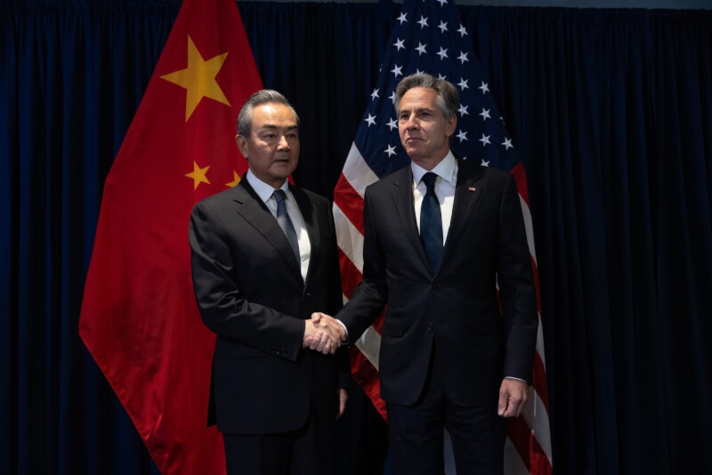 美國國務卿布林肯（右起）13日會晤中共中央外事工作委員會辦公室主任王毅，再次提及台海和平穩定重要性。（圖取自twitter.com/SecBlinken）