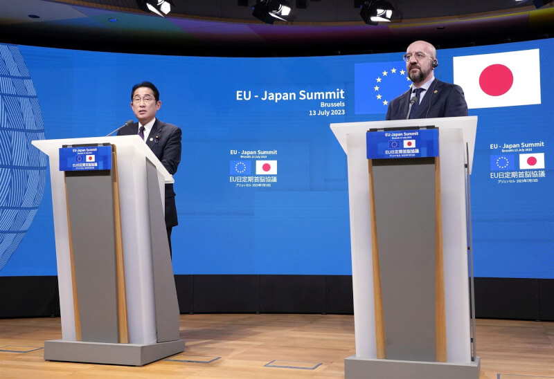 日本首相岸田文雄（左）和歐盟理事會主席米歇爾（右）於日歐峰會後發表聯合聲明。（共同社）