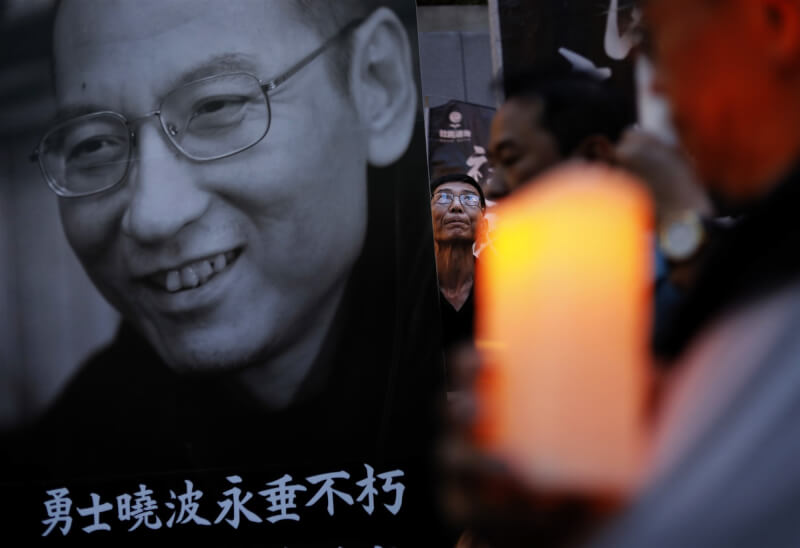 圖為2017年7月15日香港民眾點蠟燭悼念劉曉波。（美聯社）
