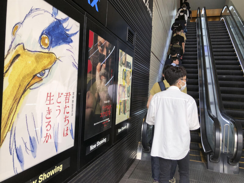 吉卜力工作室新動畫電影「你想活出怎樣的人生」14日上映，東京一間電影院出現排隊人潮。（共同社）