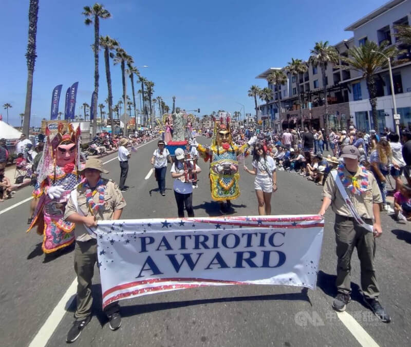 在美台灣人團體「大洛杉磯台灣會館」和「台美小姐」成員4日在杭亭頓海灘（Huntington Beach）參與美國獨立紀念日遊行，隊伍前方由電音三太子領軍，花車獲得「愛國獎」（Patriotic Award）。中央社記者林宏翰洛杉磯攝 112年7月5日