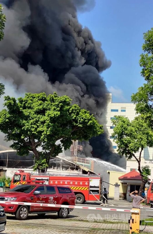 高雄市楠梓科技產業園區的塑美貝科技公司14日上午發生火警，現場竄出濃濃黑煙，消防人員到場立即布線搶救。中央社記者蔡孟妤攝  112年7月14日