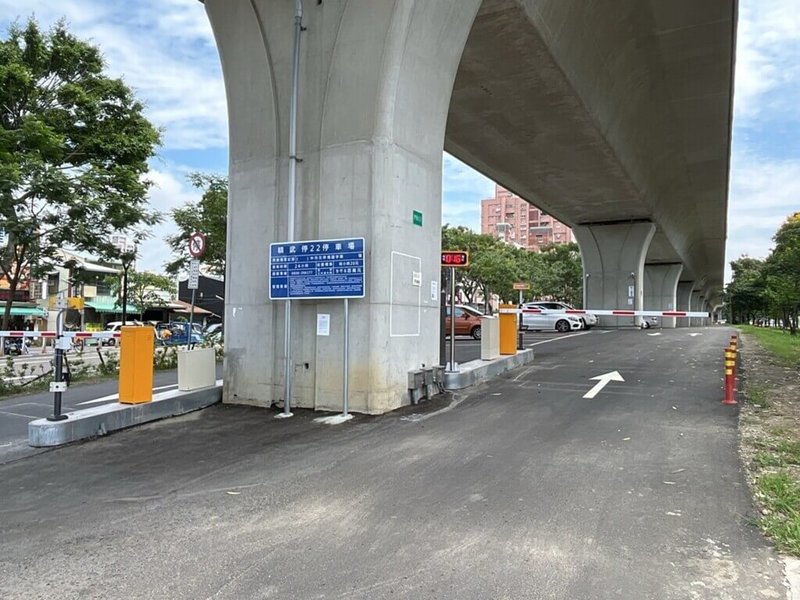 台中鐵路高架化完工後，台鐵局規劃在高架橋下設26處停車場，台中市交通局15日表示，目前已完工6處，並核發停車場登記證，可提供463格小型車位，333席機車格，讓民眾停放車輛更便利。（台中市政府提供）中央社記者郝雪卿傳真  112年7月15日