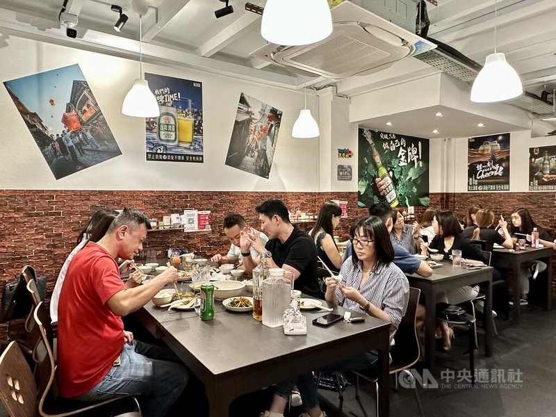 原為工程師的旅星台灣人陳志柏去年轉行投身餐飲業，開了當地首家台式快炒店，不只是菜單上的料理，店內牆上的布置也充滿台灣味。中央社記者侯姿瑩新加坡攝 112年7月15日