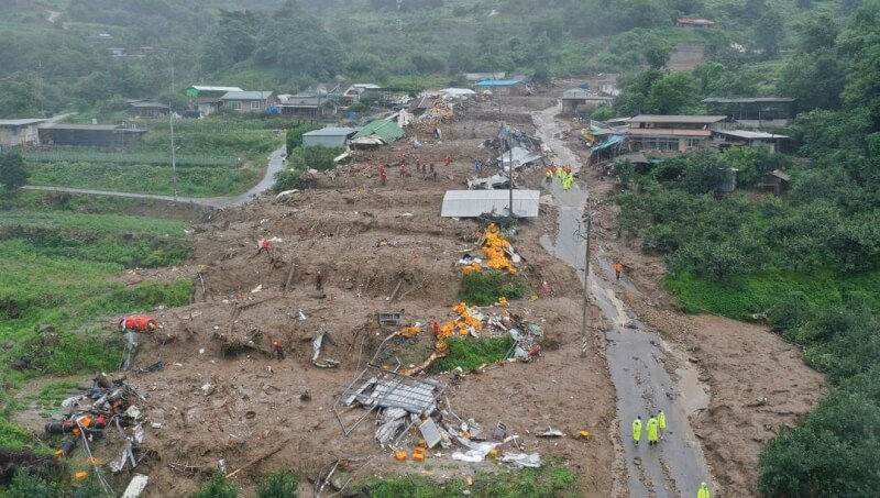 慶尚北道醴泉郡15日因大雨因發山崩。（韓聯社）