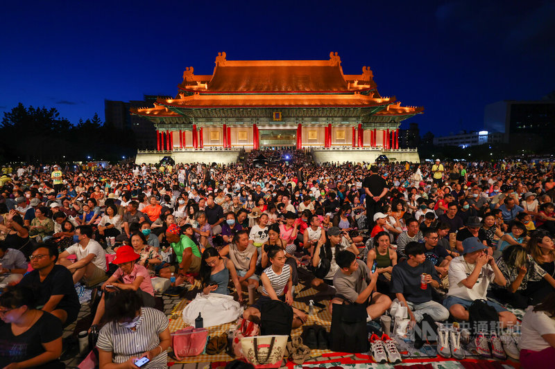 雲門舞集15日晚間在台北國家兩廳院藝文廣場戶外公演作品「十三聲」，吸引許多喜好藝文表演的民眾到場觀賞，廣場內擠滿人潮。中央社記者王騰毅攝  112年7月15日