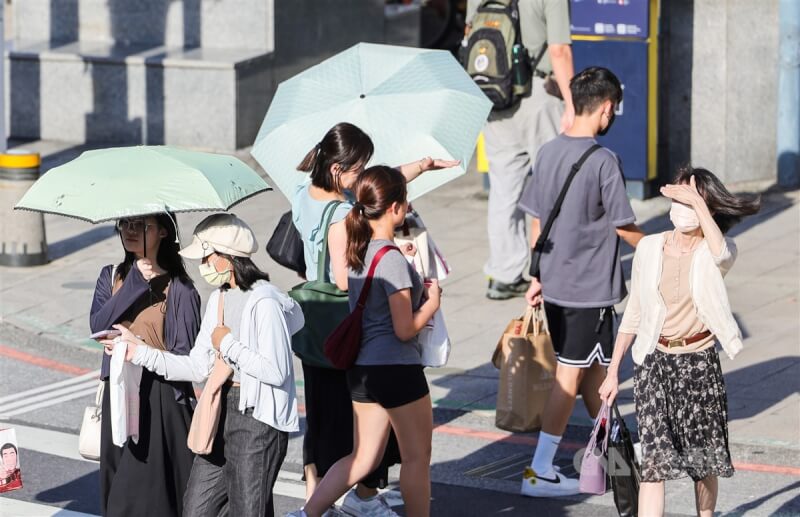 圖為民眾撐傘走在台北市萬華區街頭。（中央社檔案照片）