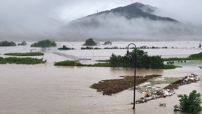 受連日暴雨影響，韓國世宗市一處棒球場15日被水淹沒。（韓聯社）