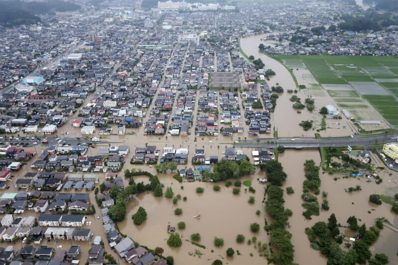 日本秋田縣近日受滯留鋒面影響降下破紀錄大雨，部分住宅區15日淹水情況嚴重。（共同社）