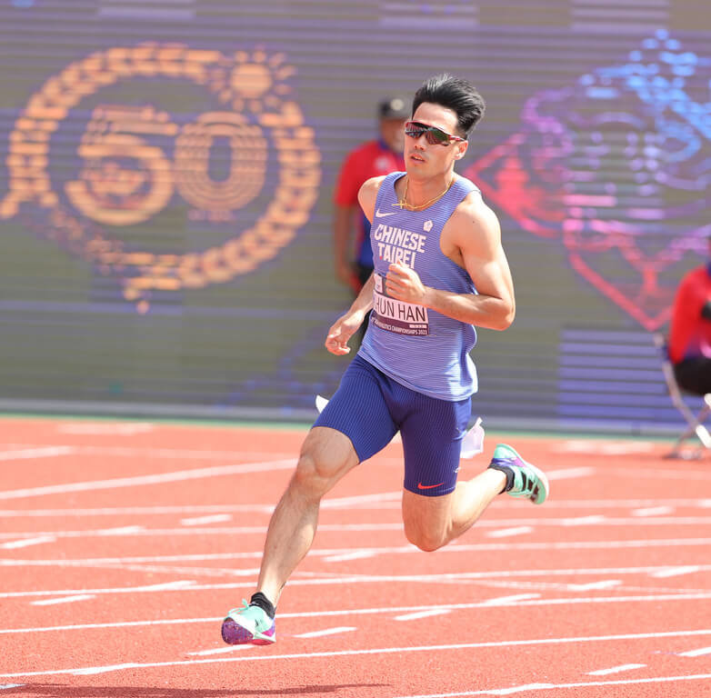 在泰國曼谷舉行的亞洲田徑錦標賽15日進行第4天賽事，台灣短跑好手楊俊瀚在200公尺預賽跑出20秒87，以分組第2的成績進入準決賽。（中華民國田徑協會提供）中央社記者黎建忠傳真  112年7月15日