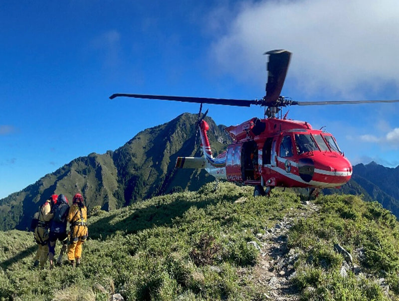 空中勤務總隊台中清泉崗駐地勤務第二大隊第三隊出動直升機到和平區油婆蘭山，16日成功救援雙腳燙傷的林姓山友。（民眾提供）中央社記者趙麗妍傳真  112年7月16日