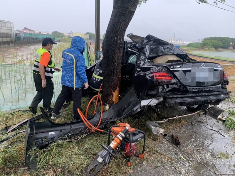 雲林縣莿桐鄉16日下午發生1起汽車撞路樹車禍，車體遭受猛烈撞擊後嚴重扭曲變形，駕駛則受困車內失去呼吸心跳，消防局獲報馳援，緊急將人救出送醫。（民眾提供）中央社記者蔡智明傳真  112年7月16日