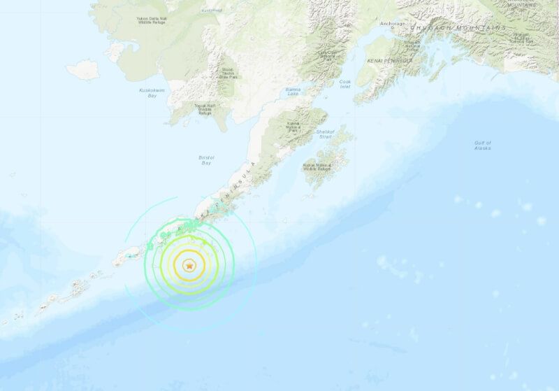 美國地質調查所通報阿拉斯加半島近海於格林威治標準時間16日發生規模7.4地震，隨後下修為7.2。（圖取自美國地質調查所網頁usgs.gov）