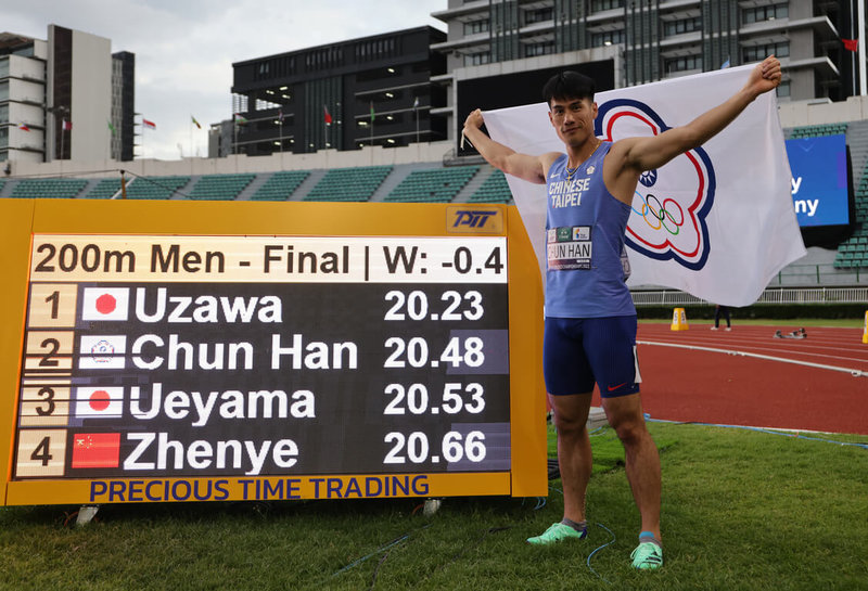 台灣短跑名將楊俊瀚16日在2023亞洲田徑錦標賽最終日舉行的男子200公尺決賽中，以20秒48的成績拿下銀牌，賽後開心與電子成績看板合影。（中華民國田徑協會提供）中央社記者黎建忠傳真  112年7月16日