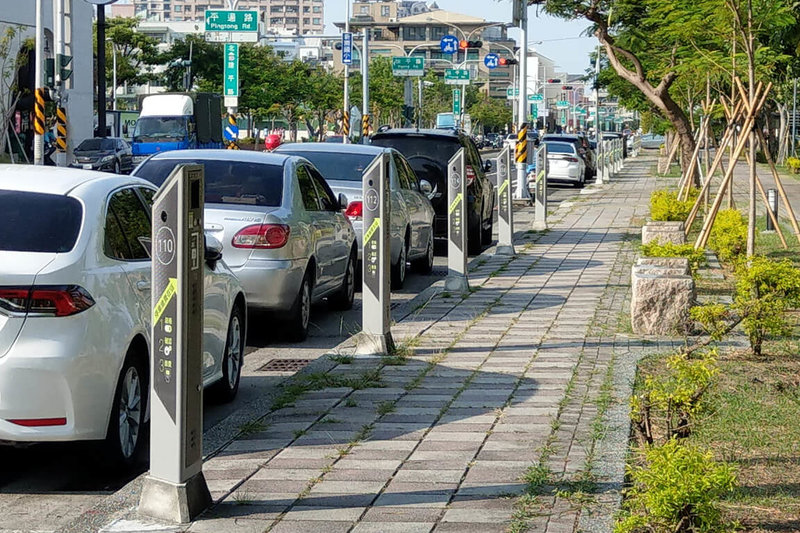 台南市政府推動智慧路邊停車計費系統，至今設置1萬1000席智慧停車格，智慧化比率達78%。（台南市政府提供）中央社記者楊思瑞台南傳真  112年7月16日