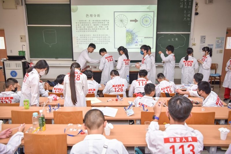 台灣師範大學化學系舉辦科學夏令營，帶領國中小學生動手做實驗，發現科學的樂趣。（台師大提供）中央社記者許秩維傳真  112年7月16日