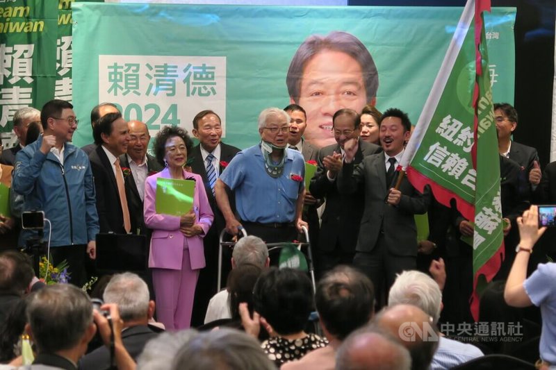 「美東信賴台灣後援會」15日在新澤西州舉行成立大會，前民進黨主席卓榮泰（左）向紐約後援會代表授旗。中央社記者尹俊傑新澤西州伊瑟林攝  112年7月16日