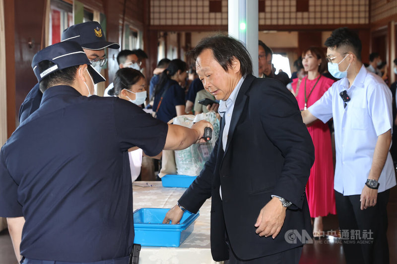 民進黨16日在台北圓山大飯店舉行全代會，現場維安森嚴，人員進出皆需經過安檢程序，民進黨立委參選人王世堅（中）也配合接受安檢。中央社記者鄭清元攝  112年7月16日