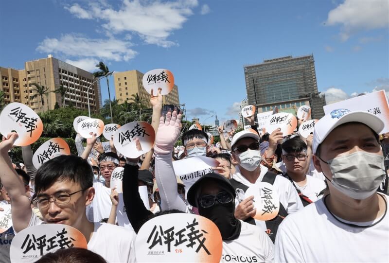 網紅「館長」陳之漢和前時力立委黃國昌以「司法及居住正義」訴求號召民眾上凱達格蘭大道集會，16日下午正式登場，儘管天氣炎熱，仍有不少民眾響應聲援。中央社記者趙世勳攝　112年7月16日