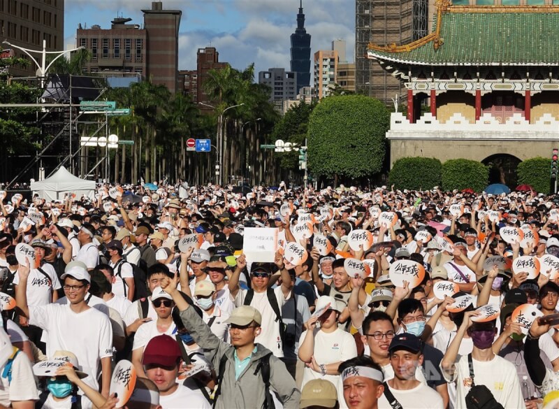 716「公平正義救台灣」活動由網紅「館長」陳之漢、前時代力量立委黃國昌發起，號召民眾16日到凱道集會表訴求，現場擠滿聲援人潮，舉牌高喊「公平正義」等口號。中央社記者趙世勳攝 112年7月16日