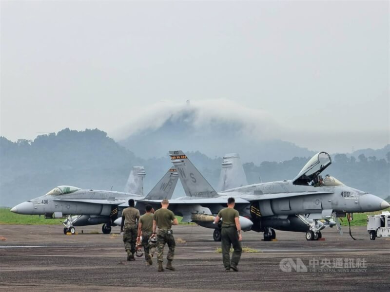 菲國軍隊和美軍陸戰隊13日在菲律賓蘇比克灣舉行2023年航空支援活動（MASA）演練。圖為參與演練的F/A-18大黃蜂戰機（F/A-18 Hornet）。中央社記者陳妍君蘇比克灣攝 112年7月16日