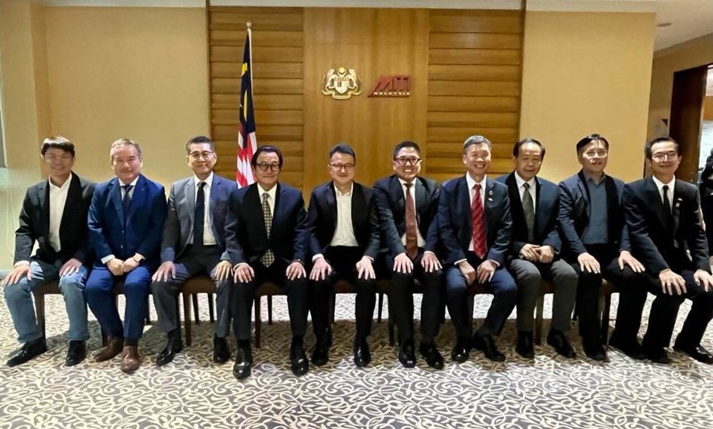 馬來西亞台灣商會聯合總會13日拜會馬來西亞投資、貿易及工業部副部長劉鎮東,圖為與會人員合影。中央社吉隆坡傳真 112年7月16日